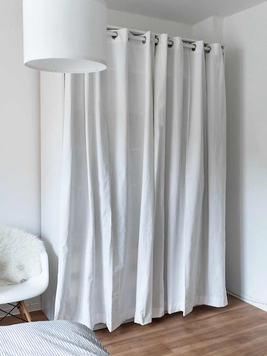  Kleiderschrank mit Vorhängen versehen: Einfache Anleitung