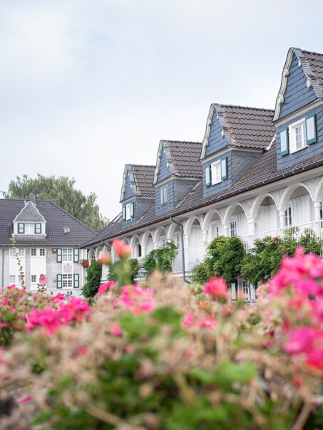 Der „Kleine Markt“ auf der Margarethenhöhe in Essen – ein zentraler Treffpunkt der Gartenstadt mit historischen Gebäuden und dem berühmten Schatzgräberbrunnen. Der Platz wird seit der Gründung der Siedlung für Märkte und Veranstaltungen genutzt und verleiht der Margarethenhöhe eine lebendige, nostalgische Atmosphäre.