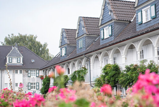 Der „Kleine Markt“ auf der Margarethenhöhe in Essen – ein zentraler Treffpunkt der Gartenstadt mit historischen Gebäuden und dem berühmten Schatzgräberbrunnen. Der Platz wird seit der Gründung der Siedlung für Märkte und Veranstaltungen genutzt und verleiht der Margarethenhöhe eine lebendige, nostalgische Atmosphäre.