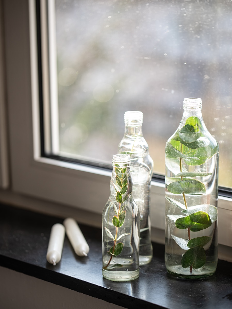 Kerzenhalter aus Flaschen mit Eukalyptus 